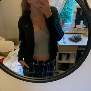 Adidas hoodie - Säljer denna tröjan/kofta då den inte kommer till användning längre!❤️