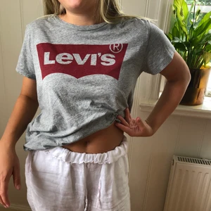 Grå Levis t-shirt stl M - Måttligt använd, bra skick säljer för den inte kommer till användning längre⚡️💕🌸