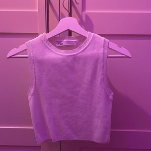 Topp - Säljer denna fina toppen från zara, tröjan är inte använd någongång men prislappen är av, jätte fin topp till både sommar och höst, den är i storlek M men passar s och xs eftersom att den sitter tajt och fint