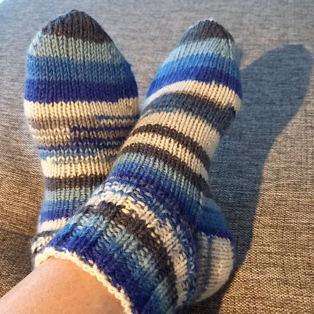 Mysiga och supersköna stickade sockar i blå/vit/grå ull/polyamid. Ullblandningen gör sockarna både varma och mjuka, utan att vara stickiga. Perfekta för frusna fötter inomhus eller i kängorna. Pris 100kr, 130kr inkl. frakt med vanligt brev.. Stickat.