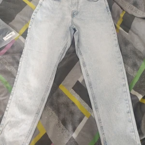Mom-jeans - Jag säljer denna fina jeans från FBsisters, storlek XS. Jag kan skicka mer bild om du vill. 180kr bara, kan mötas upp i Norrköping 💕