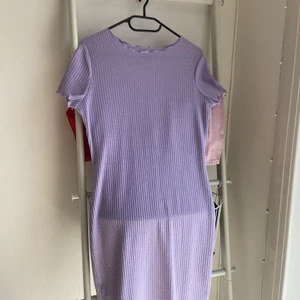 Lila klänning  - Säljer en lila klänning i storlek L/40.  30kr. 
