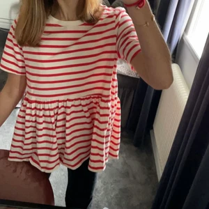 Zara randiga tröja - Randig tröja från zara! Använd en gång, säljer då den är förstor på mig. Den är i nyskick och tvättas innan jag skickar iväg den!