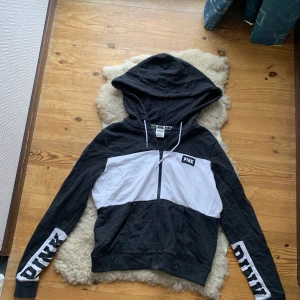 Hoodie från PINK - Hoodie från PINK storlek S, går även att knyta åt vid midjan.