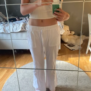 Linnebyxor - Ett par fina vita linnebyxor! Jätte sköna! Säljs pga av att dom är för små. Men dom är begagnande men inte dåliga det är bara det är tjejen som jag köpte ifrån råkade krympa byxorna så då blev dom som Xs. Men dom är lika sköna ochfunkar till dom som harXs