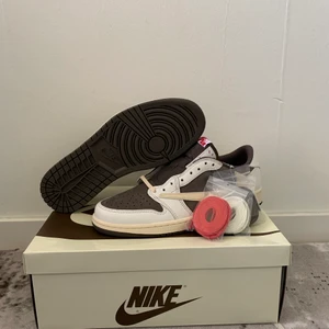 TRAVIS SCOTT JORDAN 1 LOW “REVERSE MOCHA” - WTS TRAVIS SCOTT JORDAN 1 LOW ”REVERSE MOCHA” DS EU 45 / US 11 BUD: 11000kr BIN: 12000kr Meetup i Malmö eller står köparen för frakten (Vid köp av BIN bjuder jag på eventuell frakt)