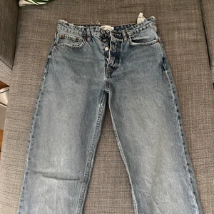 Zara ljusblå låga straight jeans  - De kända låga zara jeansen i storlek 38 (passar även 36). I bra skick och använda fåtal gånger! Du står för frakt.