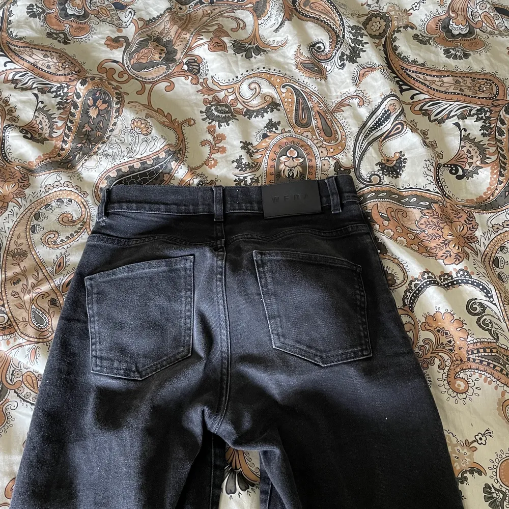 Säljer dessa snygga svart/gråa jeansen från Wera som är köpta på Åhléns! Låg midja och sitter jättefint på, storlek 36. Använda fåtal gånger så inte slitna alls! . Jeans & Byxor.