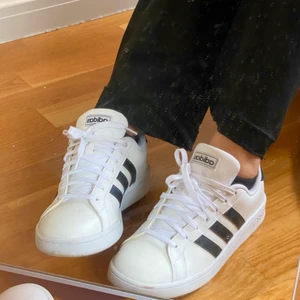 Adidas skor - Vira adidas skor med svarta detaljer🖤Använda max 5 gånger ✨ Skriv för frågor!