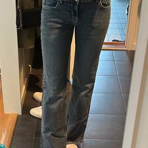 jag säljer mina flare low jeans från hm i storlek 38 då dom är för korta för mig som är 174 cm med väldigt långa ben. för en tjej som vanligtvis är en 36:a i midjan så satt dessa väldigt bra, men skulle också lätt passa en vanligtvis 38 i midjan💓💓
