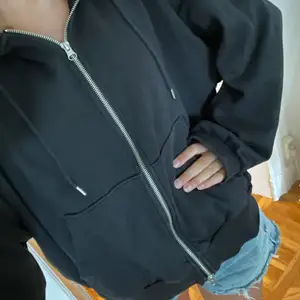 Säljer denna assköna zip-up hoodien köpt från weekday för några år sedan. Inte så värst använd, inga defekter finns. Storlek S men en oversized modell❣️