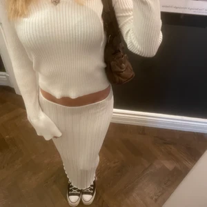 Stickad långkjol - Säljer denna superfina stickade långkjol från SNDYS! Kommer aldrig till användning!! Använd Max 5 gånger, superbra skick!!❤️
