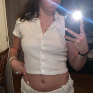 Brandy Melville tröja - Jättefin topp/tröja från brandy melville💕tycker mycket om men använder den inte mycket😩den är lite av en magtröja som ni kan se på den första bilden😍skriv om intresserad!