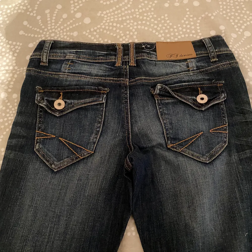 Säljer ett par snygga lågmidjade jeans i storlek 27. Jag står ej för frakten💗. Jeans & Byxor.