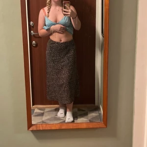 Kjol - Lång kjol från Shein. Aldrig använd. Skönt och stretchigt matrial. Fint skick. Skriv privat för fler bilder/frågor! Köparen står för frakten<3