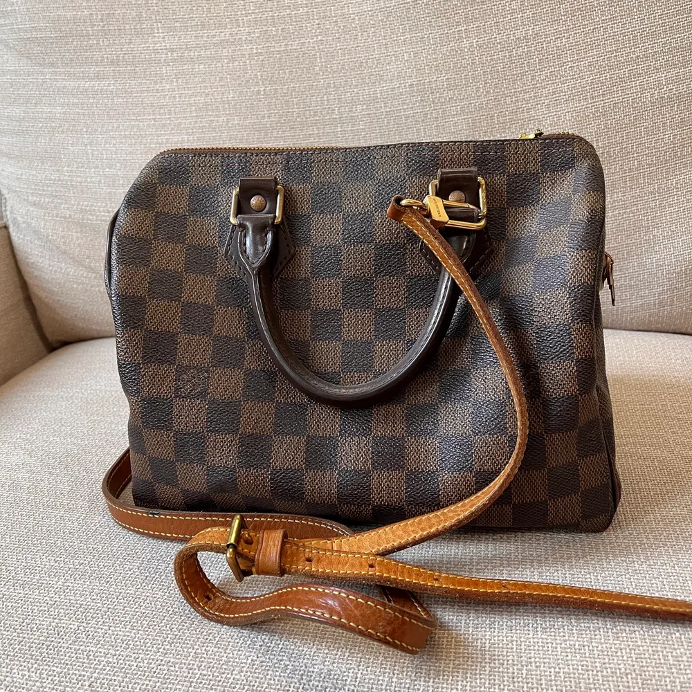 Very good condition real LV. Just missing the pull of the zipper as portraited in picture. Originality of the bag confirmed by Vestiaire Collective. Can buy through that website so they can authenticate it for you. Including Crossbody strap.  . Väskor.