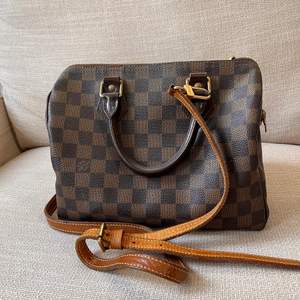Very good condition real LV. Just missing the pull of the zipper as portraited in picture. Originality of the bag confirmed by Vestiaire Collective. Can buy through that website so they can authenticate it for you. Including Crossbody strap.  
