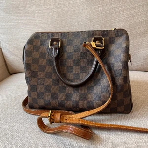 Louis Vuitton Speedy Bandoulière 25  - Very good condition real LV. Just missing the pull of the zipper as portraited in picture. Originality of the bag confirmed by Vestiaire Collective. Can buy through that website so they can authenticate it for you. Including Crossbody strap.  