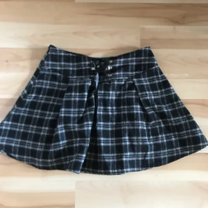 Rutig kjol stolek L - Svart kjol med rutor från shein, stolek L. För stor för mig som har stolek S/M i vanliga fall men tog L på denna då det är väldigt kort. Inte använd så mycket, bara några gånger. 