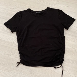 Topp med snören från zara - En jättesnygg tröja från zara med dragsko och snören på sidan så man kan andra längden på tröjan. Även en väldigt fin detalj. Fick inte så annvänd då den inte är min stil. 