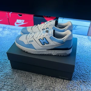 New Balance 550 Carolina Blue - Helt nya och fina New Balance 550 i färgen White Carolina Blue. Aldrig använda utan bara uttagna ur lådan för att ta bilder. Finns kvitto. Om priset inte duger för dig kan du såklart komma med bud i DM. Om fler bilder på skorna önskas så kan det fixas.
