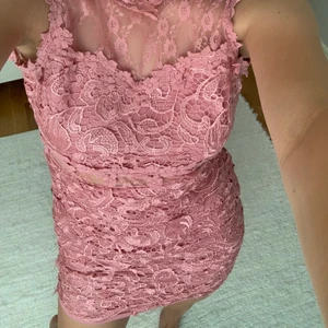 Rosa klänning - Klänning från Nelly i bra skick, säljer då jag tycker den är för kort på mig. Skriv för fler bilder eller funderingar!💓💓