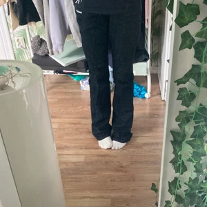 Mörka jeans - Säljer dessa ursnygga bootcut jeans. bra längd för mig som är ca 168 cm lång. blåa nitar på fickorna. använda bara fåtal gånger så mycketbra skick! skriv om fler bilder eller frågor om mått mm <3 frakt tillkommer!!