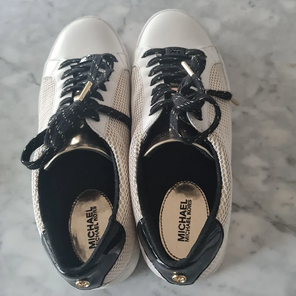 Supersnygga sneakers från Michael Kors! Köpta på NK i Göteborg.  Stl 38.  600 kr och jag bjuder på frakten! . Skor.