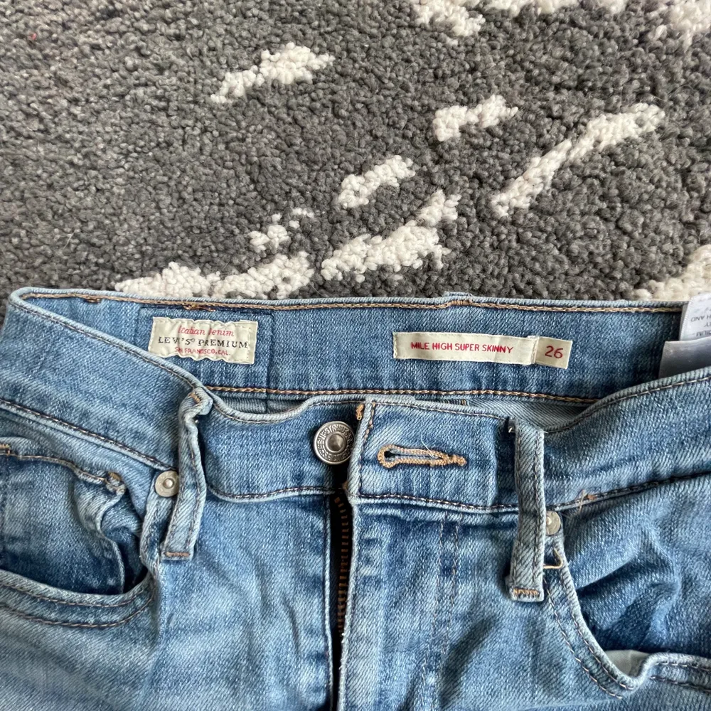 Mina absolut FAVORIT jeans från Levis som tyvärr blivit för små, sitter så skönt och formar sig bra. . Jeans & Byxor.