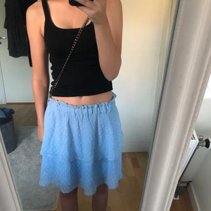 Blå Kjol - Säljer nu denna jättefina blåa kjolen från hm! Köpt förra sommaren och inte använd jättemycket så den är i fint skick.🥰 Den är helt slutsåld på hemsidan. Köpte för 199kr och säljer för 100kr+ frakt! Skriv för fler bilder😍