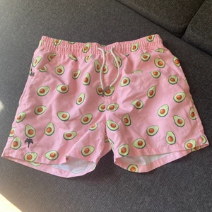 Badbyxor från OAS med avokadomönster - Rosa badbyxor med avokadomönster från OAS🌸 välanvända, men i jättefint skick! Nypris 699kr. Frakten tillkommer🫶🏽