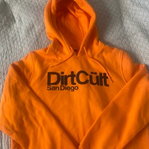 Säljer helt ny dirt cult huddie som inte ens är provad  - Mycket mer lysande orange i verkligheten,ordinarie pris 799