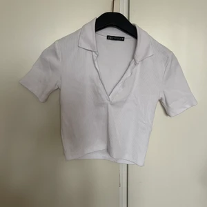 Topp - En vit kort topp är köpt från zara använd 1 gång. 