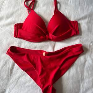 Bikini från Nelly Beach i en röd fin färg ❤️ Underdelen är i XS och överdelen i 70B, har vuxit ur