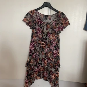 H&M - Fin kläning som är köpt från H&M mycket blommig och fin 