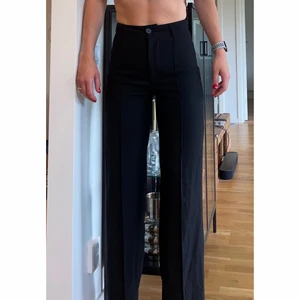 Kostymbyxor från Pull&Bear!🖤 - Säljer dessa kostymbyxor från Bershka, använda 2 gånger bara.✨  Skriv för fler bilder eller andra frågor!❣️❣️ Direktpris 400kr.