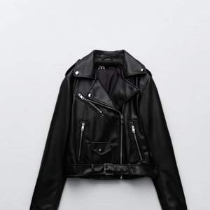 Det här är en svart skinnjacka ifrån Zara i storlek S. Jag köpte jackan för 559kr och den är använd 1 gång så säljer den för 500kr 