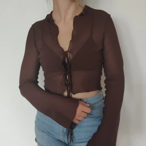 Brun blus - Brun blus från H&M. Storlek - XS - Aldrig använd <3 sitter skönt. Kontakta mig privat vid intresse<3