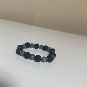 Armband - Egengjort armband med svarta och gråa pärlor. Man kan ändra storleken! Kostar 25kr just nu. 