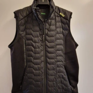 Hugo boss väst  - Hugo boss väst i storlek Xl , aldrig använd , säljes för köpt i fel storlek, pris går att diskutera vid snabbaffär! 