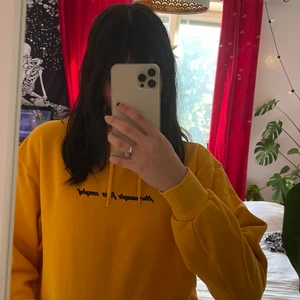 Gul Hoodie - Fin gulorange hoodie med texten "Through the night"!