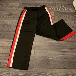 Monki byxor  - Byxor från monki med slitt i byxänden. 