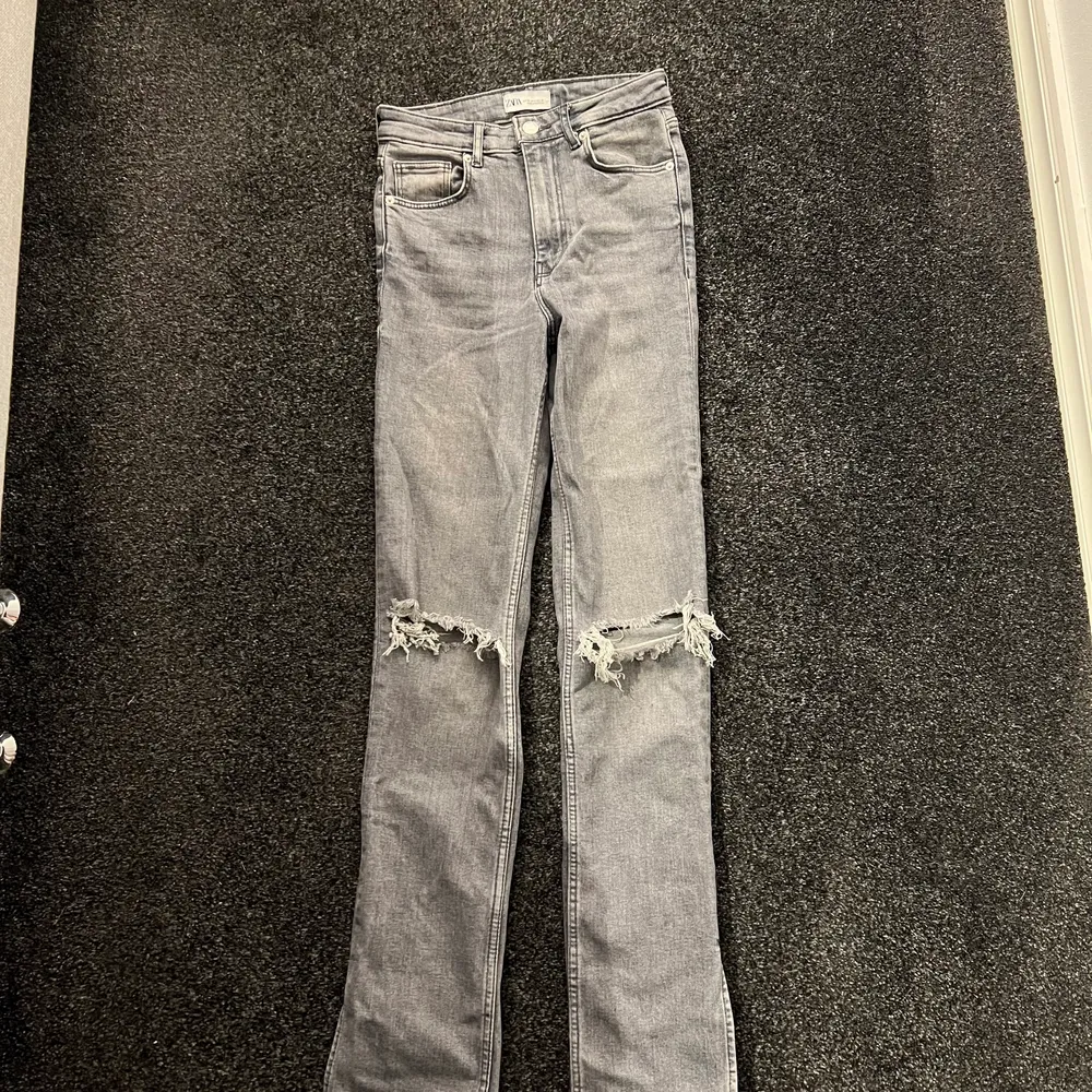 Gråa Bootcut jeans från zara med slits 💕 storlek 36 . Jeans & Byxor.