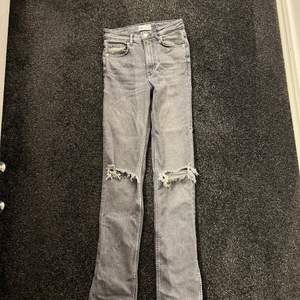 Gråa Bootcut jeans från zara med slits 💕 storlek 36 