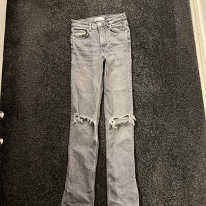 Bootcut jeans Zara - Gråa Bootcut jeans från zara med slits 💕 storlek 36 