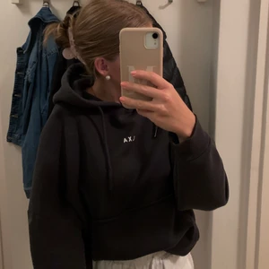 LXA hoodie, XS - Mörkgrå/svart hoodie från LXA. Oversized så passar xs-M. Fint skick och supermysig nu till hösten 🖤