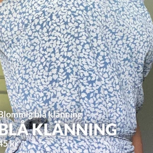Blå klänning - Blå klänning med vita blommor. Man kan välja hur hårt den ska sitta runt midjan med ett snöre. Storlek s. Använt några gånger men bra skick. 