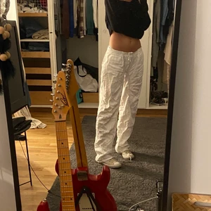 vita Linnebyxor💕 - Ett par skita snygga linnebyxor i storlek 36 men passar nog större eller mindre i storlek med. Skriv för mer bilder av intresse!💕