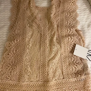 Rosa söt topp - Helt ny , aldrig använd pga stor storlek.  Prislappen sitter kvar .  Står ej för postens slarv.  Köparen står för frakt. 