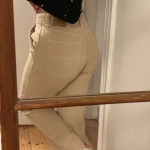 Cargojeans  - Säljer dessa beige cargojeans (snickarjeans) ifrån pull&bear i storlek 40! Mitt pris: 100kr 